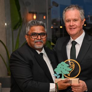 Mario Schindler, diretor executivo da ANPROS, recebe o título de Membro Honorário Vitalício da ISF por sua carreira na indústria de sementes